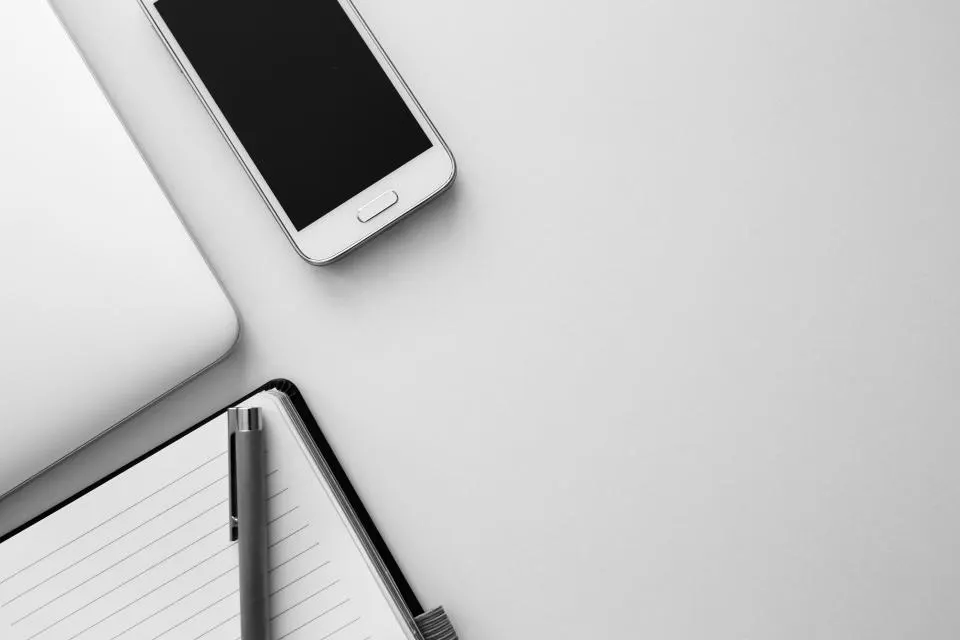 Teléfono móvil usado para consultar un registro