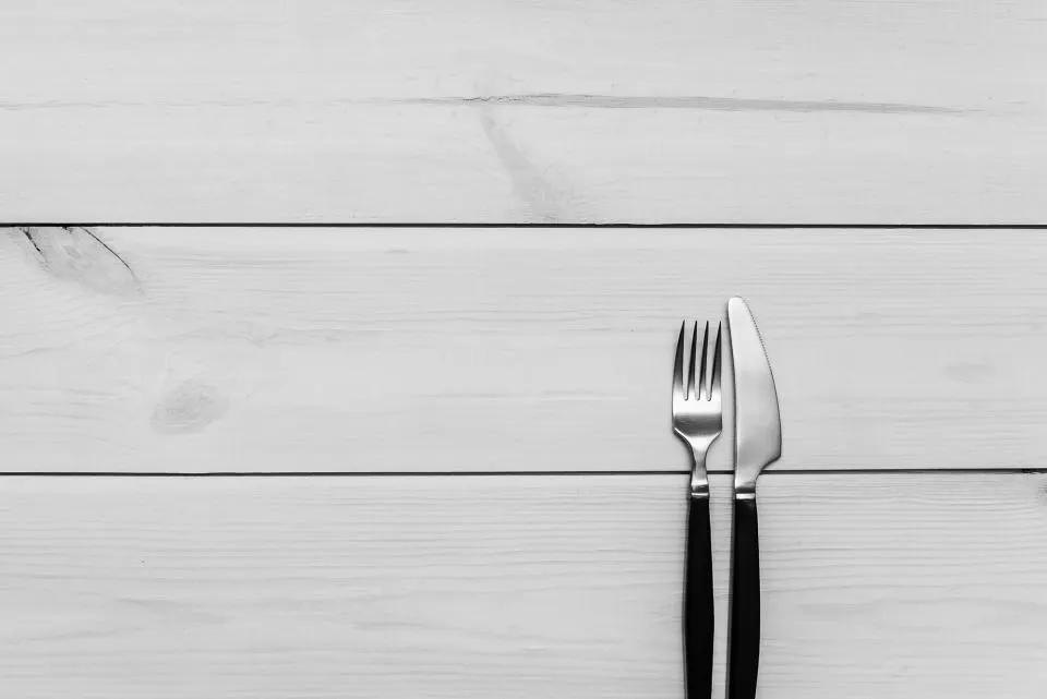 Mesa cotidiana preparada para una conversación y una revisión